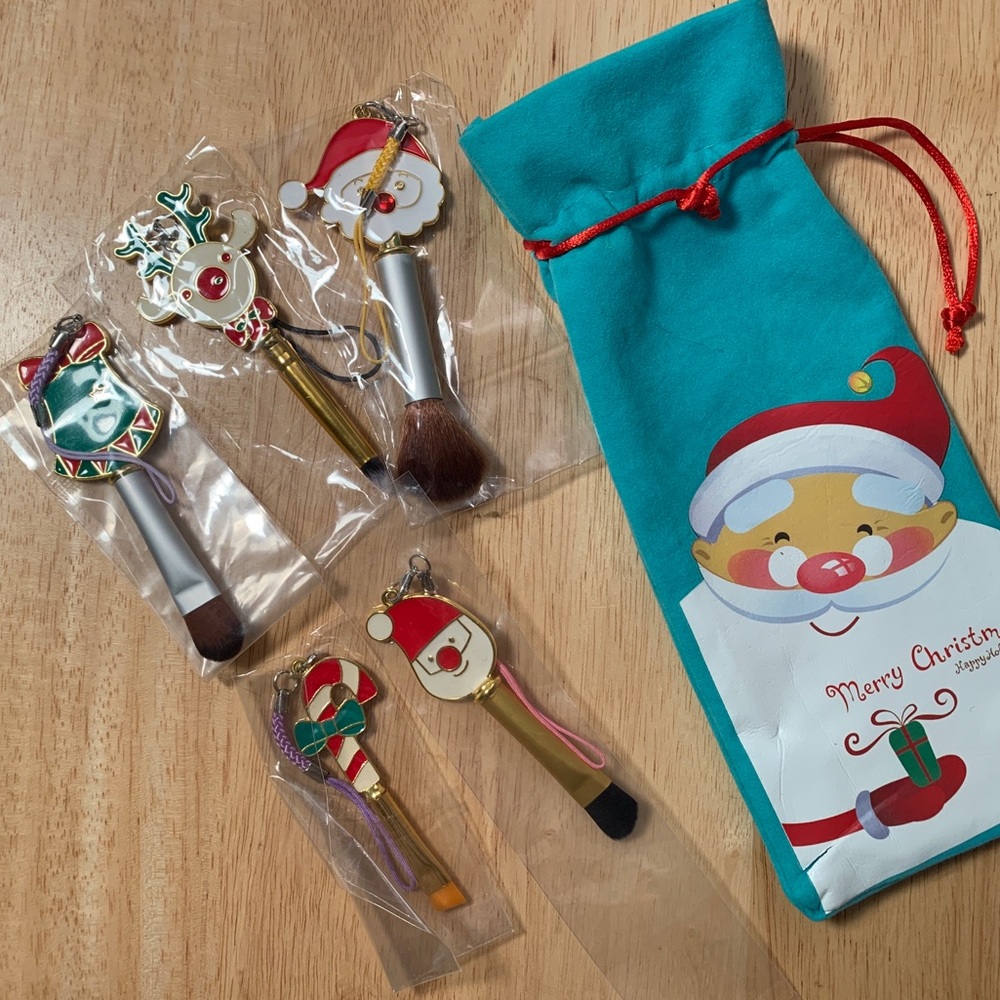 Travel Set of 5 Mini Holiday Cosmetic Brushes and Felt-Like Pouch